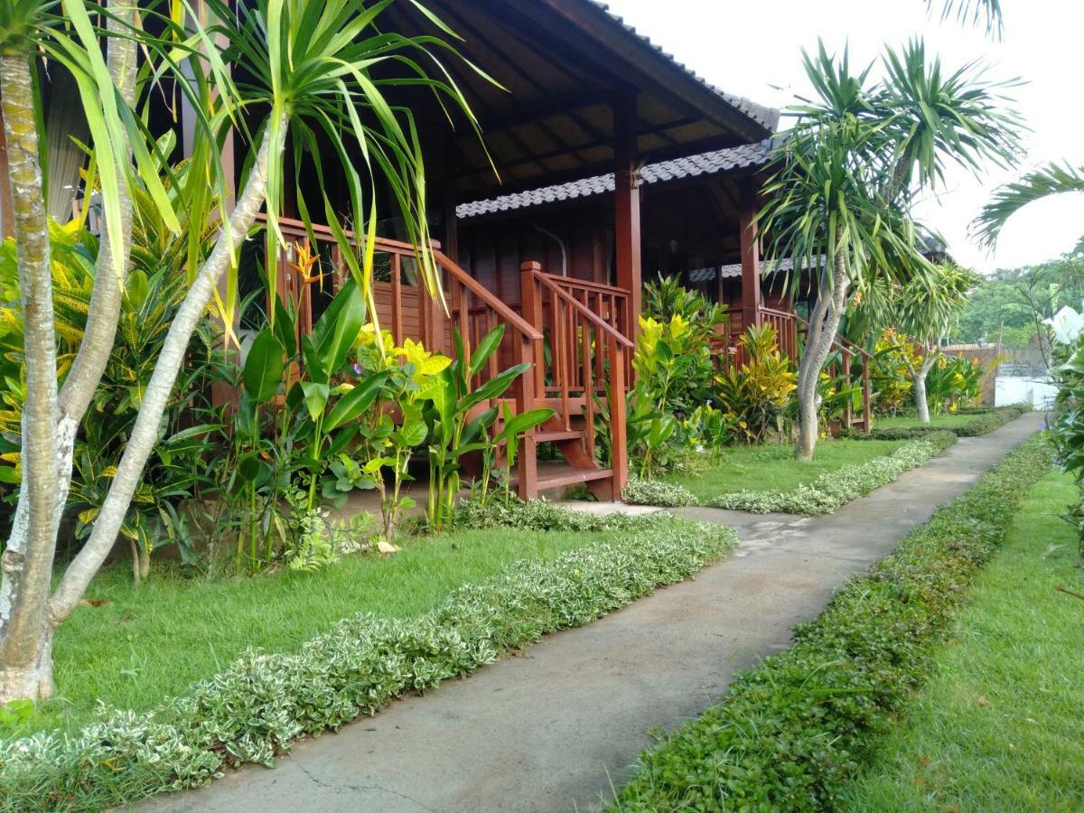 Gatri Hut Hotel Lembongan Kültér fotó